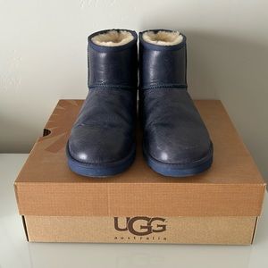 UGG classic mini in dark blue leather